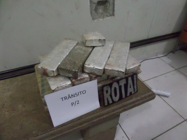 Os tabletes de maconha, que totalizaram 15 quilos da droga, estavam acondicionados em uma mala (Foto: Celso Daniel/Perfil News)