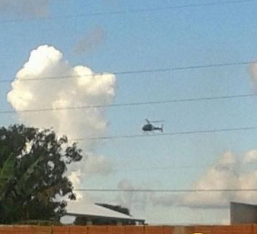 Um helicóptero da Força Nacional sobrevoando, ontem, a região circunvizinha do complexo penitenciário da Capital (Foto: CG News)