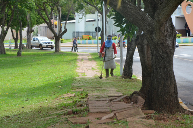 A equipe de limpeza percorreu hoje, próxima a biblioteca municipal. (Foto: Divulgação) 