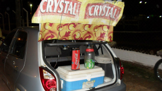 Valdeir colocou uma caixa térmica no porta malas do carro e vendeu bebidas próximo ao parque de exposição. Foto: 7even Comunicação & Marketing