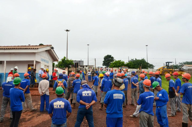 Membros do sindicato reunidos com operários de uma construtora em seus local de trabalho: reajuste salarial na pauta (Foto: Divulgação)