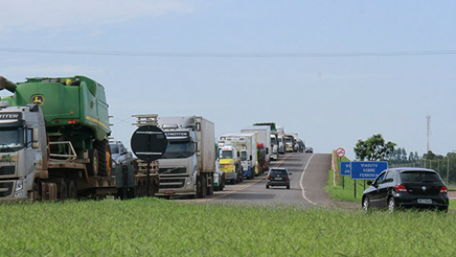 Em MS, os caminhoneiros deixaram as BRs e estão agora parados nas estradas estaduais, como a MS-040 (Foto: MS Notícias)