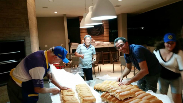 De camisa azul, Mário Tabox prepara pão com mortadela para servir depois aos caminhoneiros (Foto: Arquivo)