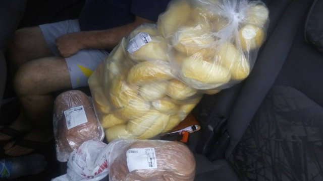 Parte dos alimentos (pão, presunto) que os jipeiros e pessoal do Lions de Maringá levaram para doar aos caminhoneiros (Foto: Arquivo)