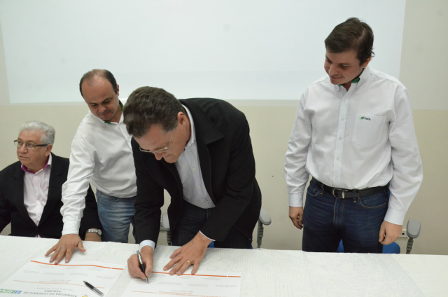 Fibria e Senai assinam contrato de parceria para a área florestal. (Foto: Assessoria)