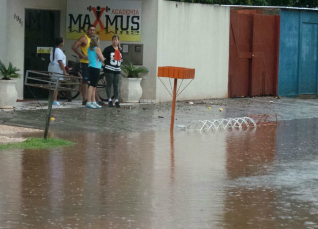 Chuva do dia 26/02 em Três Lagoas, onde deixou a cidade alagada. (Foto: Ricardo Ojeda)