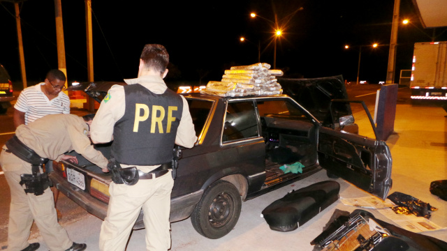 Os agentes da PRF desmontaram toda a parte interna do veículo para encontrar a droga. (Foto: Ricardo Ojeda).