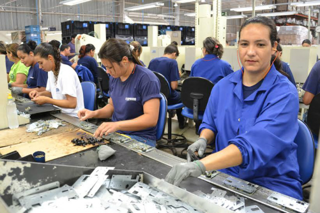 Patrícia, em primeiro plano, auxiliar de produção, era trabalhadora autônoma, mas optou por trocar as vendas pelo trabalho na fábrica (Foto: Divulgação/Fiems)