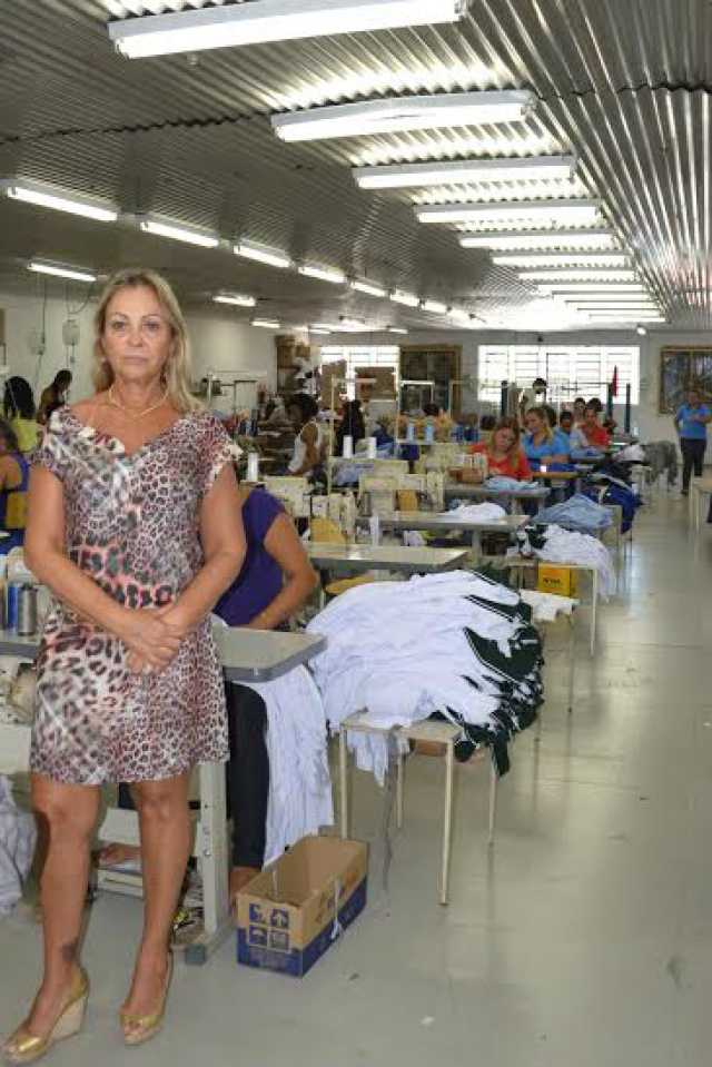 Feliz com o que faz, Idalina ingressou no mundo da indústria da confecção há 25 anos (Foto: Divulgação/Fiems)