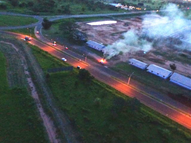 Foto aérea, no momento em que o carro pegava fogo na BR-158 em Três Lagoas. (Foto: Sayuri Baez)