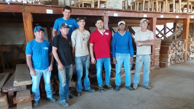 Uma parte da equipe de marcenaria que atua na fabricação de móveis e outros produtos de madeira e do setor administrativo  (Foto: Ricardo Ojeda) 