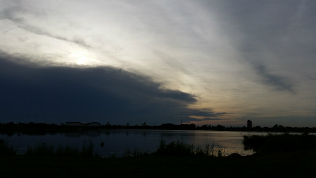 Nuvens em formação de chuva, encobrem o amanhecer em Três Lagoas na Lagoa Maior. (Foto: Ricardo Ojeda)
