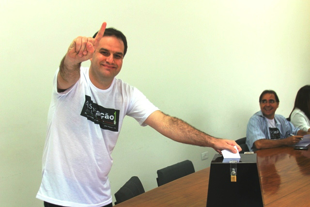 Confiante, Rógerson deposita seu voto na urna (Foto: Carlos Alberto)