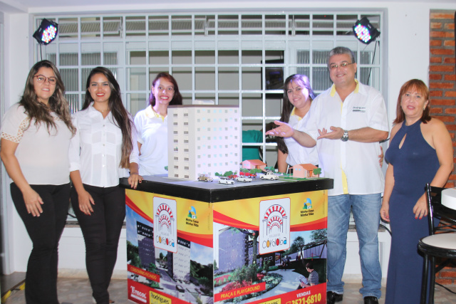 O empresário Robson Rodrigues, diretor da Rodrigues Imóveis mostra maquete de uma das unidade do Villa Córdoba e apresenta sua equipe de vendas aos convidados (Foto: Patricia Miranda)   