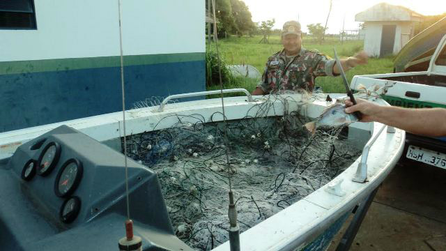 Redes de pesca e outros petrechos de pesca apreendidos encheram uma lancha e um barco. (Foto Divulgação/PMA)