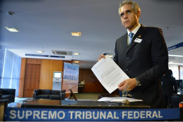 O  advogado  Alberto  Cascais  protocola  pedido  que  Renan  tenha  acesso a processo (Foto: Agência Brasil)