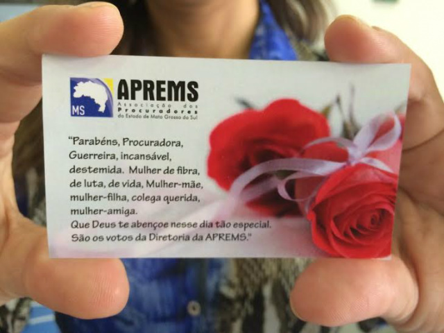 O cartão, com bela frase, que as homenageadas receberam, além das rosas (Foto: Divulgação)