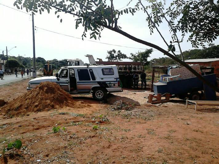 Além da PM, a ação conta ainda com veículos e maquinários para carregar o mobiliário dos invasores e derrubada das casas (Foto: Edivelton Kologi)