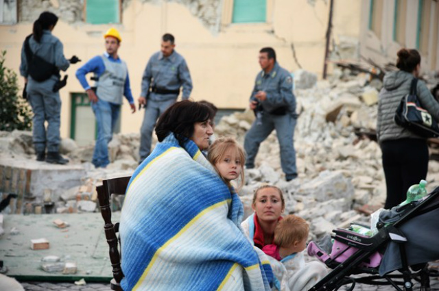 Moradores das cidades de Perugia e Rieti, distante 150 km de Roma foram despertados na madrugada desta quarta-feira com o terremoto que até o momento registrou 63 vítimas fatais (Foto: Filippo Monteforte/AFP) 