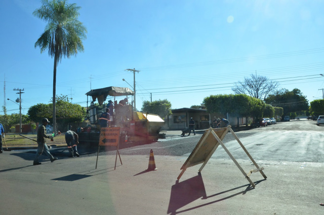 Servidores trabalham em recuperação asfáltica de cruzamentos e retornos da Avenida Eloy Chaves (Foto: Assessoria)