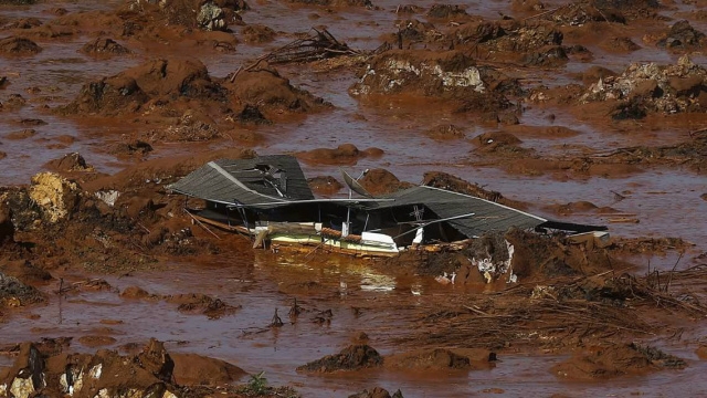 O mar de lama praticamente encobriu a casa e os moradores tiveram que abandonar o local, deixando tudo para traz (Foto: Divulgação)