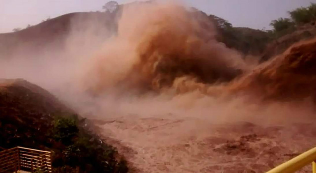 A lama escorre com violência para o leito do Rio Doce (Foto: Divulgação)