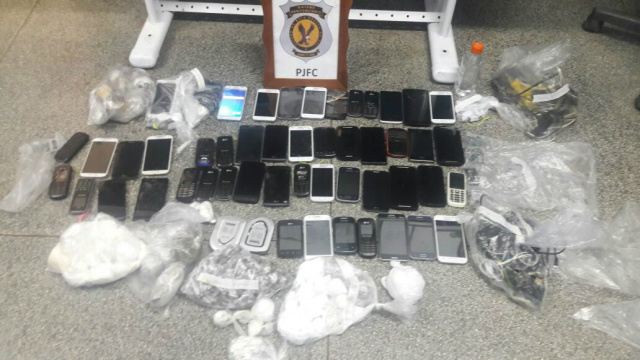 Foram apreendidos 42 celulares, 108 chips, duas balanças de precisão, 1,124 kg de maconha e 944 gramas de cocaína, além de anotações (Foto: Assessoria) 