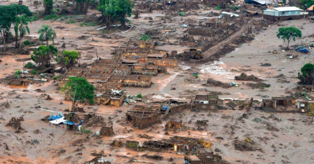 Áreas inteiras tiveram as casas encobertas pela lama  e de acordo com as autoridades os moradores não mais retornarão aos seus lares (Foto: Divulgação)