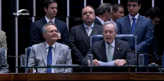 O ministro do STF, Ricardo Lewandowski (à direita), ao lado do presidente do Senado, Renan Calheiros (à esquerda), preside a sessão de julgamento (Foto: Reprodução/TV Senado) 