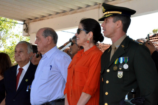Prefeita Marcia moura junto à autoridades durante comemorações do Dia do Soldado (Foto: Assessoria)
