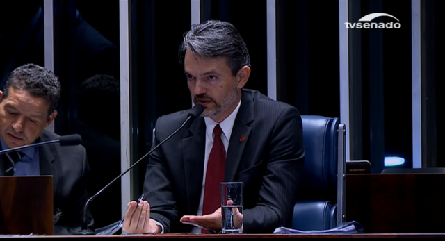 O procurador do Ministério Público junto ao Tribunal de Contas da União (TCU), Júlio Marcelo de Oliveira, está sendo ouvido apenas como informante pelos senadores (Foto: Reprodução/TV Senado)