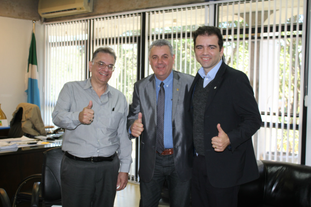 Nelson Tavares (secretário de saúde), Angelo Guerreiro (deputado estadual) e Eduardo Otoni (diretor administrativo do Hospital) durante visita ao Hospital Auxiliadora. (Foto: Assessoria)