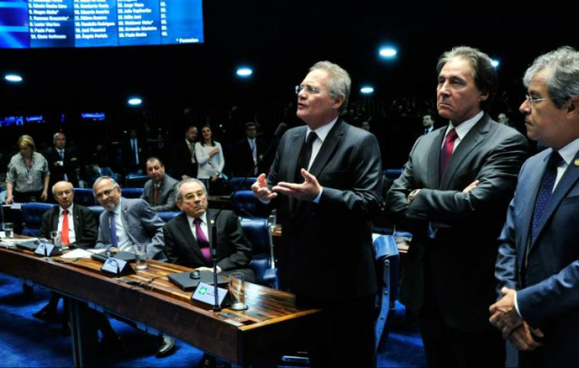 O senador Renan Calheiros, presidente do Senado, durante fala na sessão desta sexta-feira (26) (Foto: Agência Senado) 