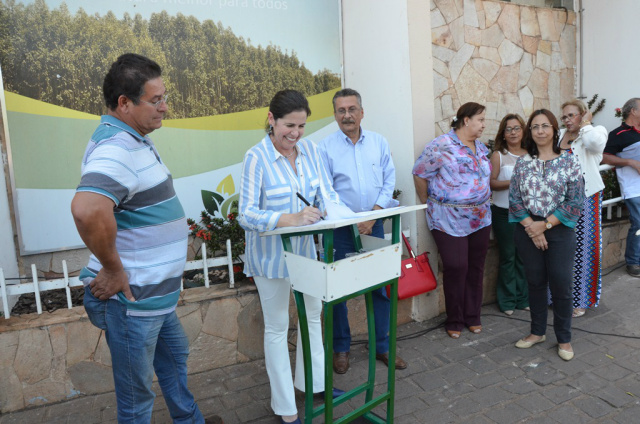 Prefeita Marcia Moura assina ordens de serviço que autorizam a realização de obras com investimento de mais de R$ 860 mil reais (Foto: Assessoria) 