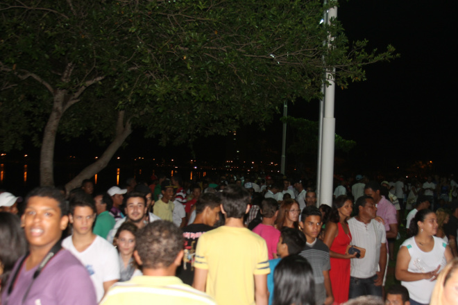 Uma multidão de pessoas se concentraram na circular da Lagoa Maior para assistir a queima de fogos (Foto: Ricardo Ojeda)