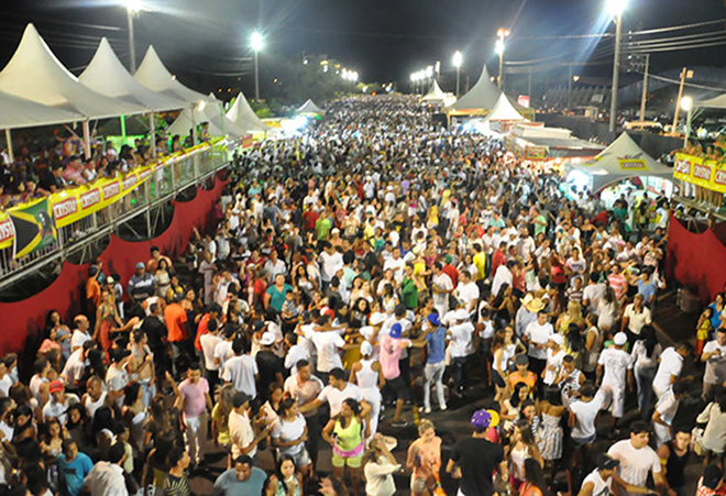 Somente na noite do ultimo dia de 2013, mais de 30 mil pessoas na orla epitaciana (Foto: Edi Carlos Fernandes)