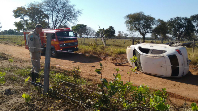 O acidente aconteceu na estrada rural que dá acesso à Gretel (Foto: Corpo de Bombeiros)