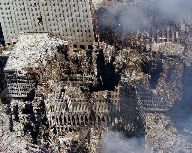 Ruínas do complexo do World Trade Center após o colapso da torres (Foto: Wikipédia)