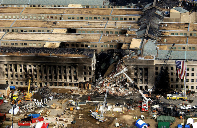 O Pentágono foi severamente danificado pelo impacto do Voo 77 da American Airlines e por incêndios subsequentes (Foto: Wikipédia)