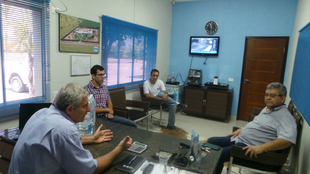 O encontro contou com a participação de integrantes da empresa. No detalhe, Murilo explica ao diretor do Perfil News, Ricardo Ojeda como a empresa pode colaborar com a doação. (Foto: Patrícia Miranda)