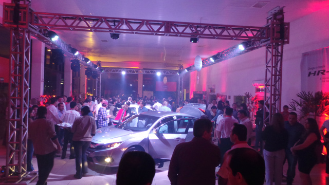 Um bom público compareceu no coquetel de lançamento da nova geração do Honda Civic (Foto: Ricardo Ojeda)