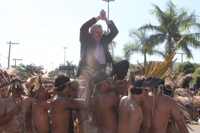 O prefeito Angelo Guerreiro foi carregado pelos índios da comunidade Indígena de Santo Anastácio, que vieram à cidade a convite para participar do Desfile Cívico (Foto: Flávio Veras)
