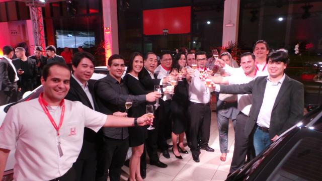 Diretores e funcionários da Endo Car brindam comemorando o sucesso do evento (Foto: Ricardo Ojeda)