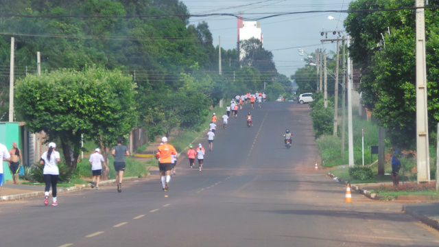 Competidores na prova de 10 quilômetros durante todo o percurso   foram acompanhados por equipes da Polícia Militar, enquanto soldados do Exército controlaram o trânsito (Foto: Ricardo Ojeda)
