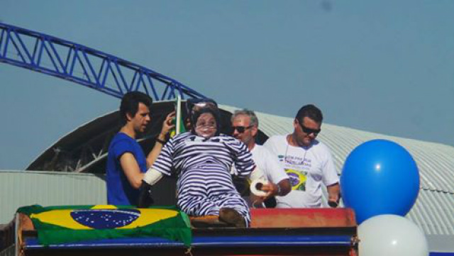 Boneco da presidente Dilma Rousseff vestida de presidiária é instalada em cima do carro de som que lidera a carreata contra a corrupção em Três Lagoas (Foto: Ricardo Ojeda)