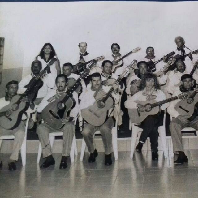 Foto de uma das primeiras formações da Orquesta de Violeirosde Três Lagoas. Na fila superior, do lado esquerdo, Cidinha Mariano (Foto: Arquivo Pessoal)