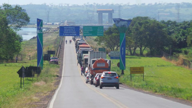 Uma grande fila de veículos se formou dos dois lados da barragem. A via já foi liberada pelos manifestantes (Foto: Ricardo Ojeda)