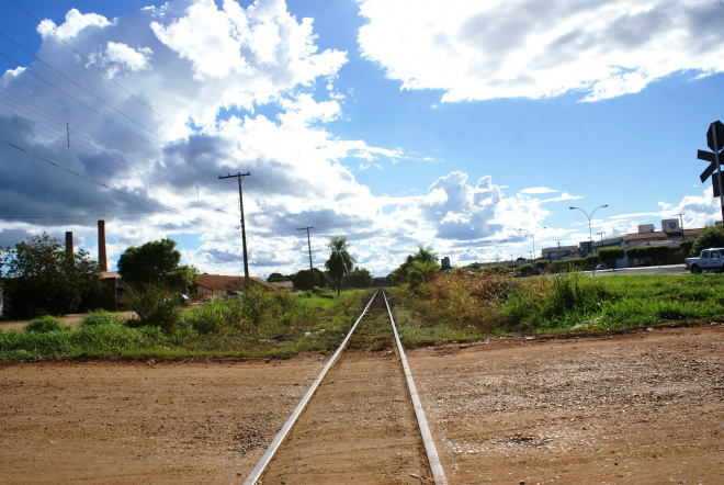 No entorno da ferrovia, não há benfeitorias e nem equipamentos públicos. Área não se desenvolveu. (Foto: Edmir Conceição)