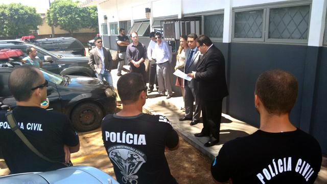 Membros da OAB/MS leem nota de desagravo em frente à delegacia de Chapadão, cercado de policiais civis (Foto: Divulgação)