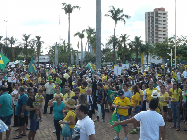 A Praça Ramez Tebet foi tomada pelos manisfestantes que pediam o fim da corrupção politica e a saída da presidente Dilma 